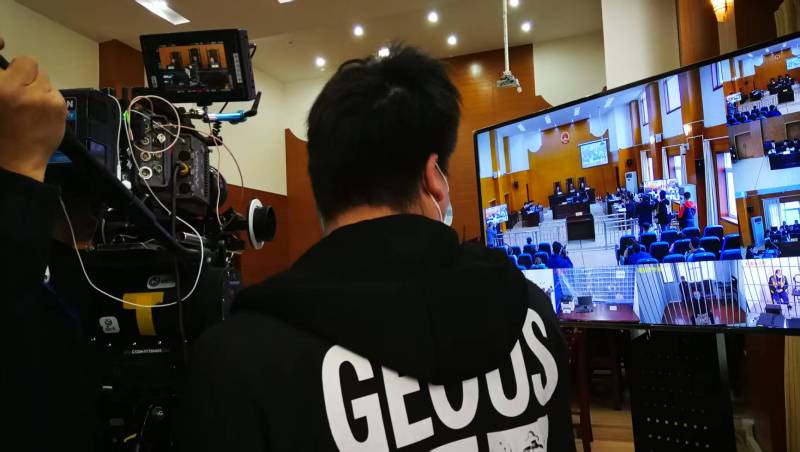 AI生成VS人工创意——温江区广告片拍摄公司的技术浪漫主义实践